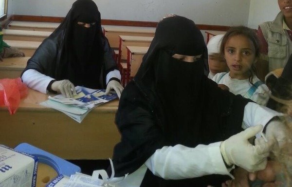 Employees with the Yemeni Ministry of Public Health's immunisation programme conduct an immunisation campaign in the districts of al-Saddah and Yareem in Ibb after an outbreak of diphtheria in the province. [Photo courtesy of the Ministry of Public Health]