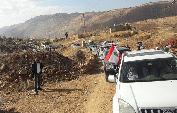 A convoy of 270 Lebanese and Syrian families makes its way along an unpaved road towards the town of Tufail on the Syria-Lebanon border. [Photo courtesy of Alaa Othman]