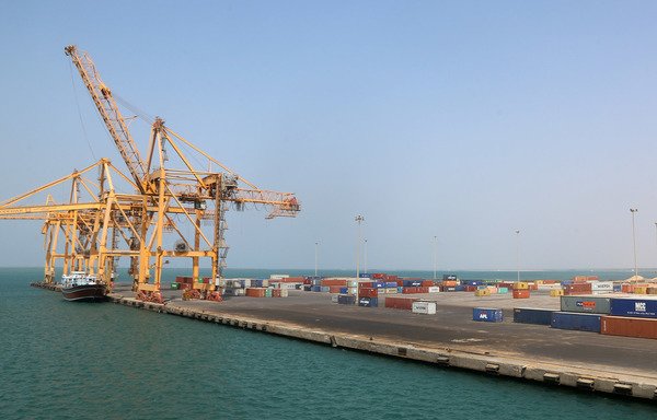 صورة بتاريخ 7 تشرين الثاني/نوفمبر لميناء الحديدة على البحر الأحمر الذي اعيد مؤخرا فتحه للسماح لدخول المساعدات إلى اليمن الذي تمزقه الحرب. [عبدو حيدر/وكالة الصحافة الفرنسية]