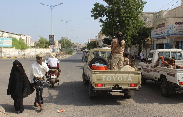 Civilians and Yemeni forces are seen in the Abyan province capital of Zinjibar on August 15th, 2016, a day after they entered the city to recapture it from al-Qaeda. [Salah al-Obeidi/AFP]
