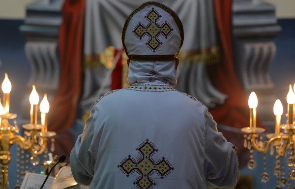 كاهن يحتفل بقداس في كاتدرائية مار مرقس القبطية في محافظة بني مزار في المنيا بتاريخ 27 أيار/مايو 2017. يحتفل الأقباط في 7 كانون الثاني/يناير في مصر هذا العام بعيد الميلاد. [محمد الشاهد/وكالة الصحافة الفرنسية]