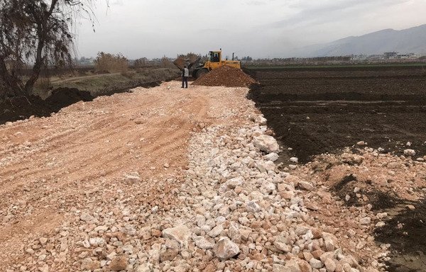 تتسارع وتيرة تأهيل قطعة ارض في بلدة بر الياس البقاعية من قبل عدة منظمات وجمعيات لإعادة بناء مخيم بديل للاجئين السوريين الذين اضطروا لاخلاء مخيم الدلهمية. [حقوق الصور لمنظمة سوا للاغاثة والتنمية]