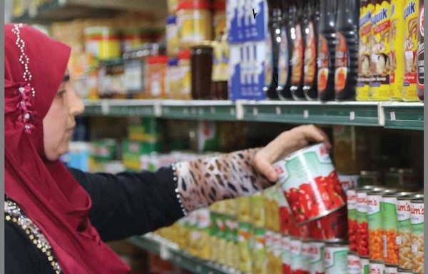 لاجئة سورية في سوبر ماركت تشتري حاجاتها من أحد المتاجر. يدعم برنامج الأغذية العالمي الأسر اللاجئة في لبنان من خلال تقديم مساعدات مادية شهرية لهم. [حقوق الصورة لبرنامج الأغذية العالمي]