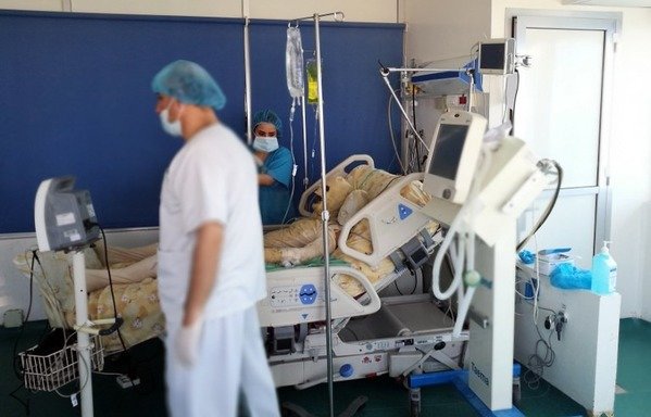 صورة بتاريخ 10 كانون الثاني/يناير للاجئ السوري رياض خلف زيبو، 43 عاما، يتلقى العناية الطبية في أحد المستشفيات في مدينة طرابلس شمال لبنان بعد أن أضرم النار بنفسه أمام مكتب المفوضية السامية لشؤون اللاجئين. [ابراهيم شلهوب/وكالة الصحافة الفرنسية]