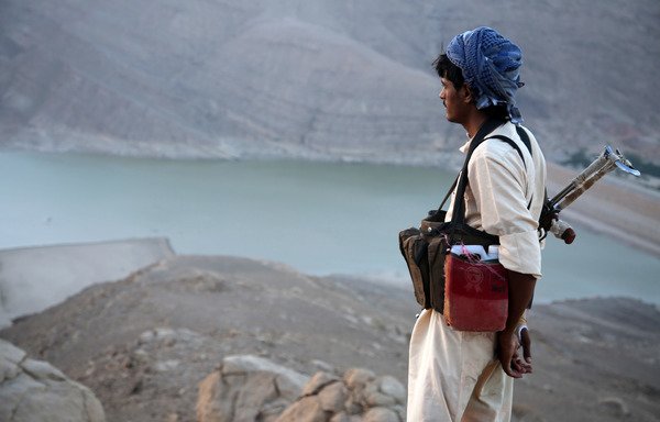 A Yemeni tribesman from the Popular Resistance Committees supporting President Abd Rabbu Mansour Hadi, stands beside the Marib Dam on September 28th, 2015. [Abdullah Hassan/AFP]