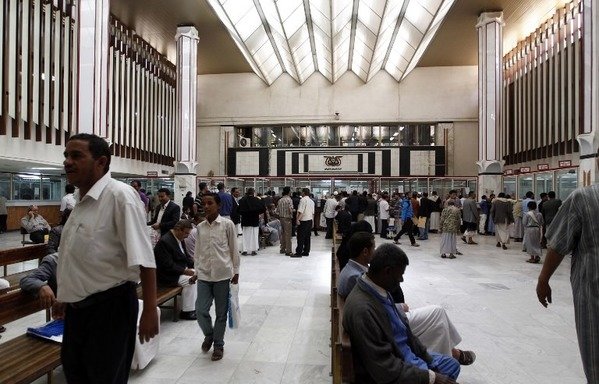 زبائن في البنك المركزي اليمني في صنعاء ينتظرون لسحب الأموال في صورة بتاريخ 25 آب/أغسطس 2016. [محمد حويس/وكالة الصحافة الفرنسية]