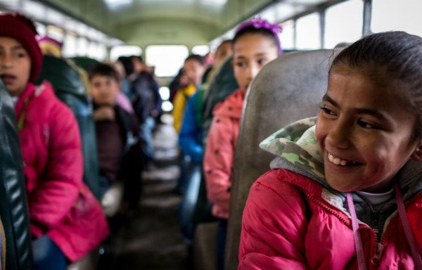 کودکان سوریه ای با اتوبوس مدرسه که توسط کاریتاس و با حمایت یونیسف ارائه شده است، در سال 2017 به مدرسه می روند. [هدین هالدورسن/یونیسف]