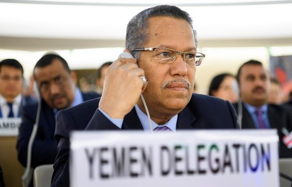 احمد عبید بن داغرنخست وزیر یمن به مراسم گشایش یک کنفرانس عالیرتبه به منظور جمع آوری کمک برای یمنی ها در 25 آوریل سال 2017 در دفتر سازمان ملل در ژنو می نگرد.[فابریس کوفرینی/خبرگزاری فرانسه]