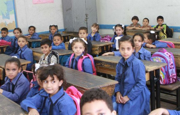 طلاب في إحدى المدارس الحكومية في الأردن. تسعى مبادرة جديدة لجمع بقايا الخبز وتحويلها إلى علف للمواشي وبيعها إلى دعم فرص التعليم في المدارس الحكومية للطلاب الفقراء واللاجئين. [حقوق الصورة اليونيسف]