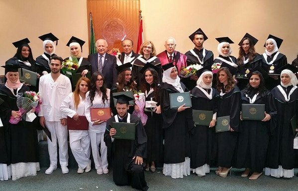 طلاب في كلية الدراسات الإسلامية في جامعة المقاصد يشاركون في حفل التخرج. يتبع برنامج التعليم الديني في الكلية ’نهج الاعتدال والانفتاح‘، وفق ما أكد عميد الكلية محمد أمين فرشوخ. [حقوق الصورة جامعة المقاصد]