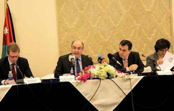 مسؤولون أردنيون ودوليون يعلنون دعم خطة استجابة الأردن للأزمة السورية في اجتماع 1 شباط/فبراير الذي ترأسه رئيس الوزراء الأردني هاني الملقي. [حقوق الصورة وزارة التخطيط والتعاون الدولي]