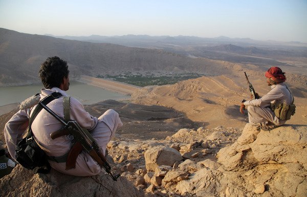 Yemeni tribesmen from the Popular Resistance Committees, loyal to President Abd Rabbu Mansour Hadi, sit overlooking the Dam of Marib during ongoing clashes with the Houthis on September 28th, 2015. [Abdullah Hassan/AFP]