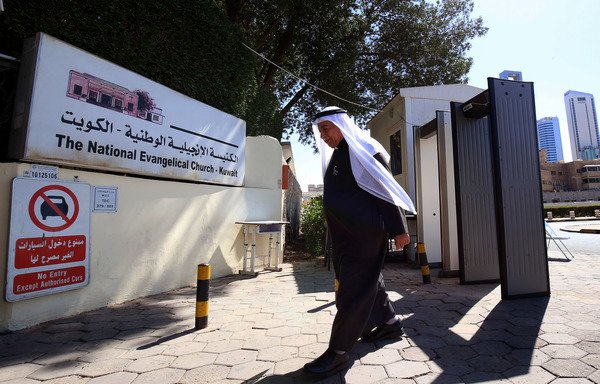 الكاهن عمانويل غريب، رئيس الكنيسة الإنجيلية الوطنية الكويتية وراعي الكنيسة الإنجيلية المشيخية الكويتية، يصل إلى مقر الكنيسة الإنجيلية في الكويت يوم 20 شباط/فبراير. [ياسر الزيات/وكالة الصحافة الفرنسية]