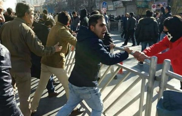 Iranian protestors during the recent demonstrations in Tehran and elsewhere across the country. [Photo circulated on social media]