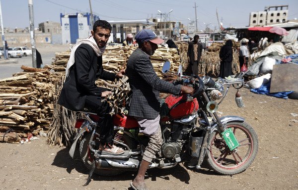 در بحبوحه کمبود گاز در صنعا، یمنی ها روز 6 مارس برای پخت و پز هیزم می خرند. [محمد حویس / خبرگزاری فرانسه]