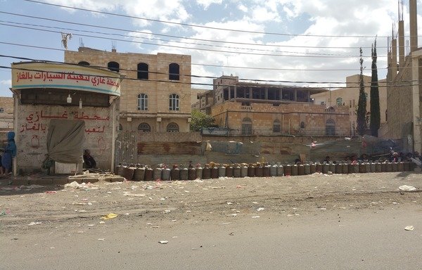 در این عکس که روز 5 مارس گرفته شده است، یمنی ها در اوج کمبود فزاینده منابع گاز در صنعا نزدیک سیلندرهای خالی گاز منتظر هستند. بعضی از ساکنان محلی می گویند مجبور شده اند چندین روز توی صف بایستند. [فیصل دارم / المشارق]