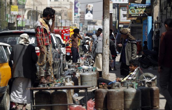در بحبوحه کمبودهای فزاینده در صنعا، پایتخت یمن، روز 5 مارس یمنی ها نزدیک سیلندرهای خالی گاز منتظر دریافت گاز هستند. [محمد حوایس/ خبرگزاری فرانسه]