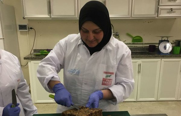 سميرة نافع، أم لثلاثة أطفال، من بلدة خريبة الجندي في عكار تعد الطعام في مطبخ تعاونية البلدة. نافع واحدة من بين 38 ألف سيدة حصلن على تدريب على مهارات من برنامج تمكين المرأة والشباب لهيئة الأمم المتحدة للمرأة منذ العام 2014. [نهاد طوباليان/المشارق]