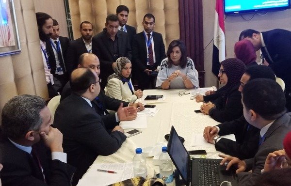 وزيرة الدولة للهجرة وشؤون المصريين بالخارج نبيلة مكارم عبيد تتابع عملية التصويت في الانتخابات الرئاسية في الخارج من غرفة عمليات في وزارة الخارجية في القاهرة. [حقوق الصورة لوزارة الدولة للهجرة وشؤون المصريين في الخارج]