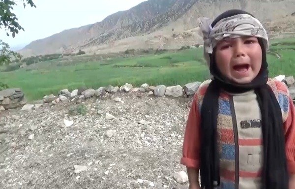 لقطة من شريط الفيديو الذي بثه تنظيم داعش في 4 آذار/مارس يظهر فيها طفل أفغاني يعاني من اضطراب شديد. تحاول داعش تحميل التحالف مسؤولية قتل المدنيين في النزاع الأفغاني، علماً أن سلسلة الهجمات الدموية التي شنتها خلال الأشهر الأخيرة ضد الأفغان تشير إلى خلاف ذلك.