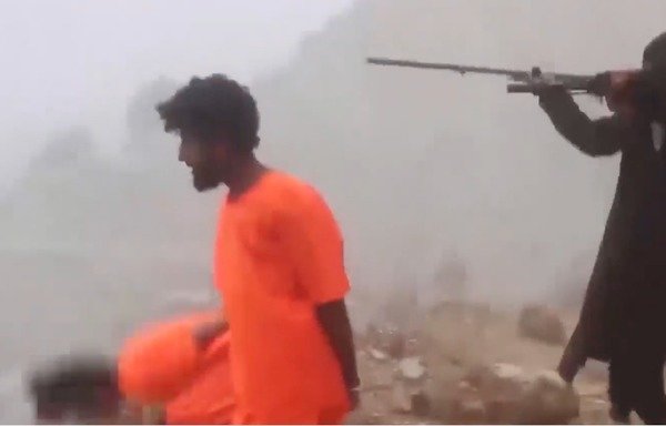 لقطة من شريط الفيديو الذي بثته داعش في 4 آذار/مارس، يظهر فيها إرهابيو داعش وهم يطلقون النار على المدنيين العزل.