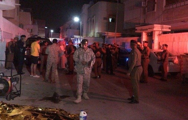 Saudi soldiers and police on Sunday night (March 25th) inspect an area of Riyadh where shrapnel from one of seven missiles fired from Yemeni territory by the Houthis landed. [Photo circulated on social media]