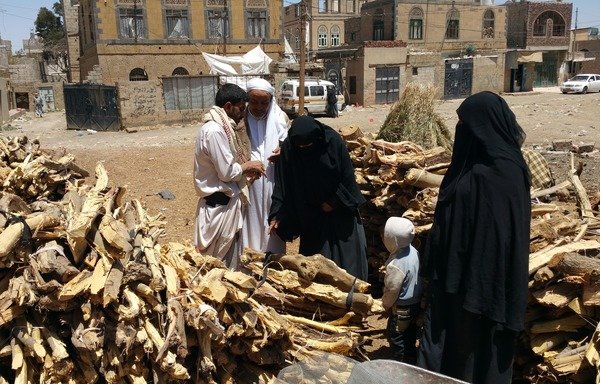 With cooking gas in short supply, firewood markets have popped up in Sanaa as Yemenis seek alternative fuel. [Abu Bakr al-Yamani/Al-Mashareq]