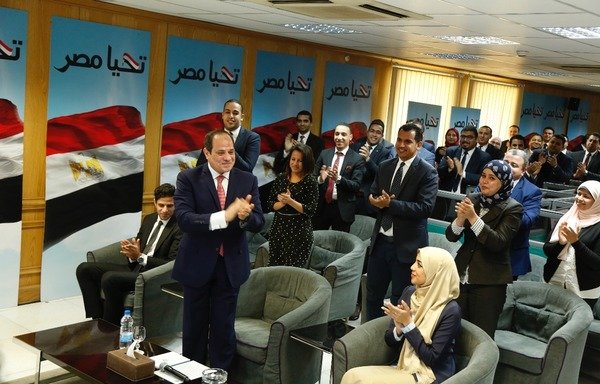 عبدالفتاح السیسی رییس جمهوری مصر در این عکس که پس از اعلام نتایج مبنی بر پیروزی دوباره او در انتخابات در ستاد انتخاباتی اش در روز دوشنبه (2 آوریل) گرفته شده، دیده می شود. [عکس با کسب اجازه از کارزار السیسی]