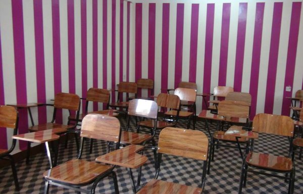 أعاد الهلال الأحمر الاماراتي تأهيل مبنى جمعية تنمية المرأة في شبوة بعد أن تعرض للنهب والتخريب من مليشيا الحوثيين عام 2015 وتم تجهيزة بالأثاث. [حقوق الصورة لجمعية تنمية المرأة]