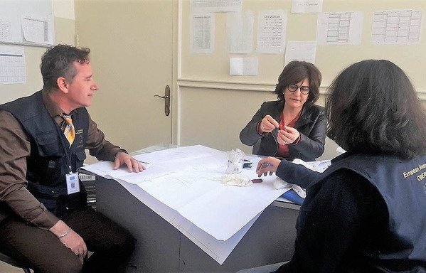 مندوبون من البعثة الأوروبية لمراقبة الانتخابات في مكتب ماكينة انتخابية في زحلة. [حقوق الصورة لمكتب المراقبين الأوروبيين في بيروت]