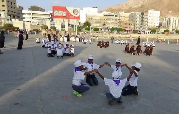 Hadramaut boy scouts and girl guides take part in a display organised by the province's Youth and Sports Office during a celebration marking the second anniversary of al-Qaeda's April 24th, 2016, ouster from the province's coastal cities. [Photo courtesy of Hadbaa al-Yazidi]