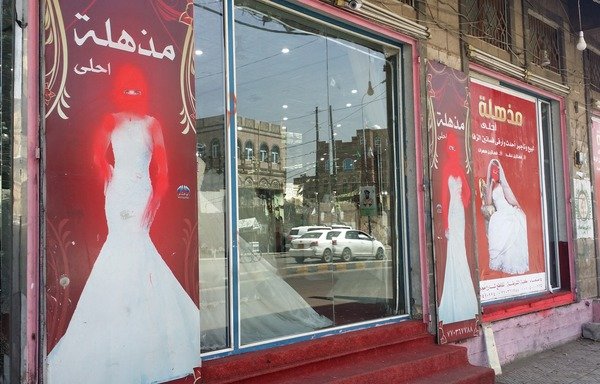 حوثی ها اقدامی را برای جمع آوری عکسها و تبلیغات نشان دهنده زنان را از فروشگاه های صنعا آغاز کرده اند. [ابوبکر الیمانی/المشارق]