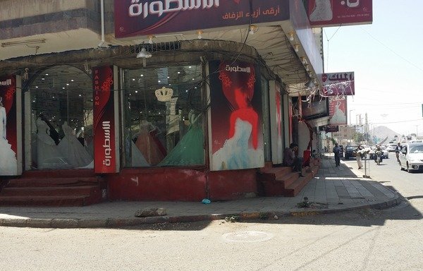 حوثی ها به صاحبان مغازه ها دستورداده اند تا مانکنها و اقلامی را که درویترین نشان دهنده صورت یا اندام زنان است جمع آوری کنند. [ابوبکر الیمانی/المشارق]