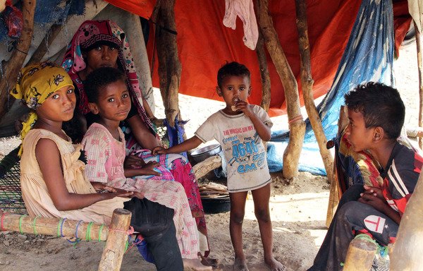 در این عکس، مردم آواره یمن روز 16 آوریل داخل چادری در یک اردوگاه موقتی در منطقه حراز واقع در شمال محله ابیس استان حجه کشور نشسته اند. [عیسی احمد/ خبرگزاری فرانسه]