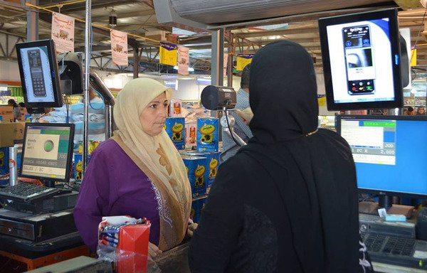 امرأة سورية تشتري البقالة من مخيم الازرق للاجئين في الأردن. [حقوق الصورة منظمة الأمم المتحدة في الأردن]