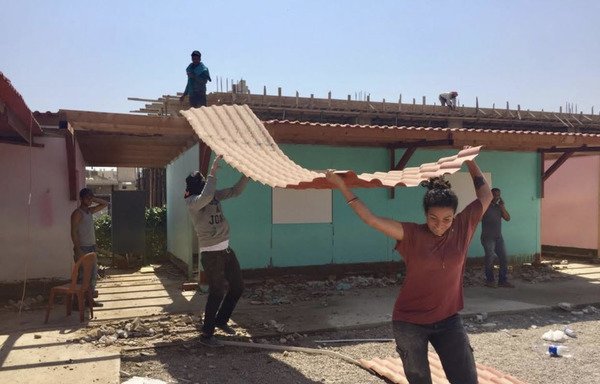 متطوعون من جمعية كياني في بر الياس في لبنان يقومون ببناء مدرسة متنقلة قابلة للتوسع بحسب نموذج غطا الذي يستند إلى مواد بناء متنية غير مكلفة تقاوم ظروف الطقس الشديدة. [حقوق الصورة لجمعية كياني]