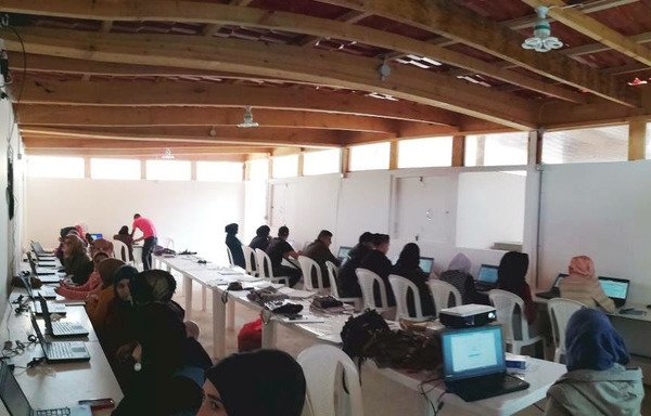 يتم تجهيز المدارس المتنقلة بحسب نموذج غطاء بغرف اجتماع ومختبر حواسيب كما يظهر في هذه الصورة من مدرسة متنقلة أنشأتها جمعية كياني قرب مخيم بر الياس في منطقة البقاع. [حقوق الصورة لجمعية كياني]