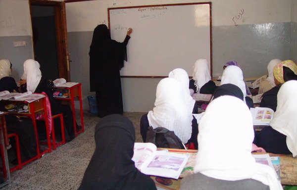 حوثی ها در یک دستور روز 11 آوریل اجرای موسیقی و رقص را در مراسم دانش آموختگی در صنعا ممنوع کردند. [ابوبکر الیمانی/ المشارق]