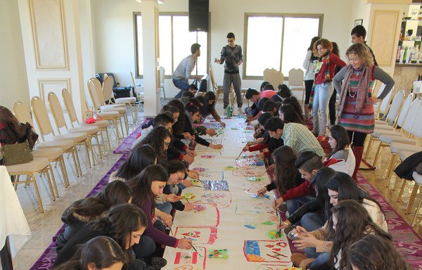 تعقد جامعة اللاعنف وحقوق الإنسان نشاطا لتعزيز ثقافة اللاعنف في إحدى المدارس في لبنان. [حقوق الصورة لجامعة اللاعنف وحقوق الإنسان]
