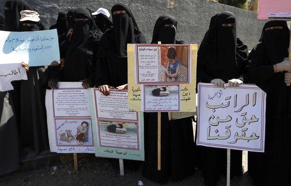 أساتذة يمنيون يشاركون في مظاهرة ضد النزاع المستمر وتعليق رواتبهم أمام مكتب الأمم المتحدة في صنعاء بتاريخ 3 تشرين الأول/أكتوبر 2017. يواجه الموظفون الحكوميون في صنعاء امكانية تقليص رواتبهم أكثر إذا لم يحضروا ’محاضرات ثقافية‘ اجبارية يفرضها الحوثيون. [محمد حويس/وكالة الصحافة الفرنسية]