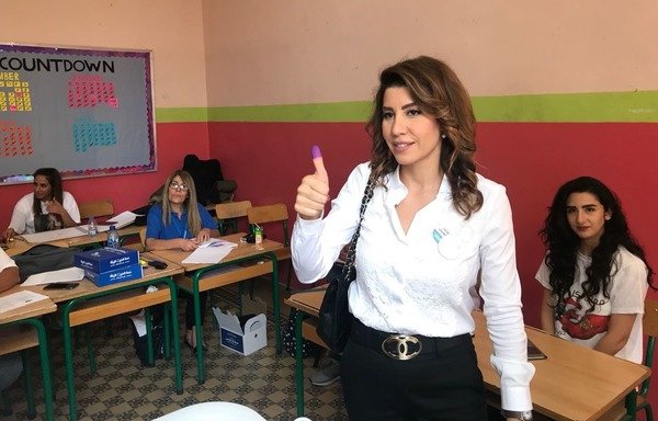 پائولا یعقوبیان نامزد انتخابات پارلمانی لبنان در حوزه انتخابیه ای در اشرفیه رای می دهد. [عکس با کسب اجازه از اداره رسانه ای یعقوبیان]