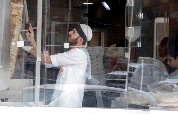 عامل بمطعم سوري يعد الشاورما في مطعم بحي الهاشمي الشمالي بعمان. [محمد غزال/المشارق]