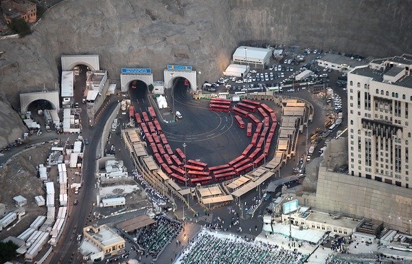 An aerial view shows buses transporting pilgrims in Mecca on June 3rd. [Bandar al-Dandani/AFP]