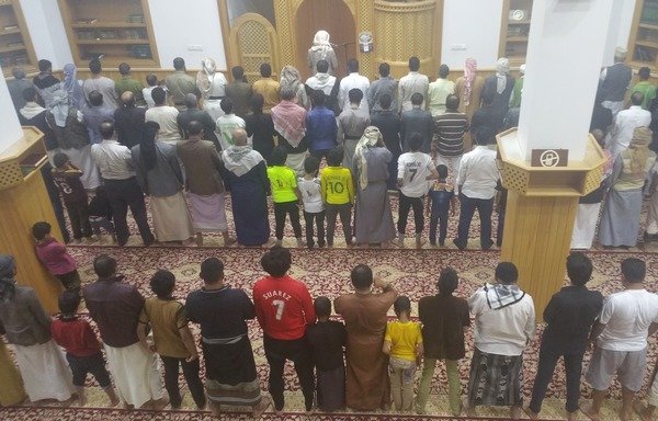 Yemenis perform Taraweeh prayers at the Amna mosque in Beyt Baws village in Sanaa during Ramadan 2018. [Abu Bakr al-Yamani/Al-Mashareq]