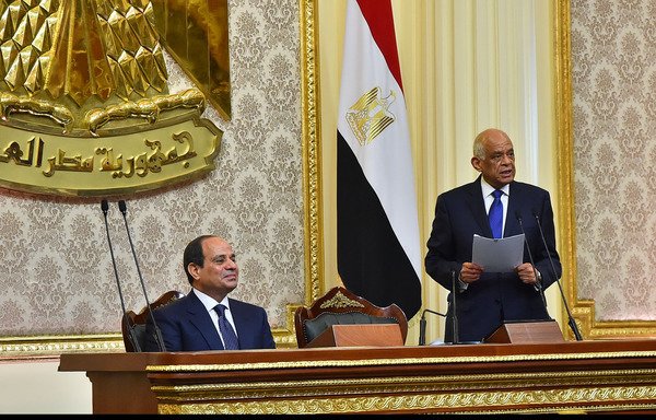 عبدالفتاح السیسی رئیس جمهور مصر وعده داد تا به مبارزه با افراط گرایی و احیای اقتصاد کشور ادامه دهد درحالی که درروز دوم ژوئن برای دوره چهارساله دوم ریاست جمهوری سوگند یاد می کرد. [احمد فواد/ المشارق]