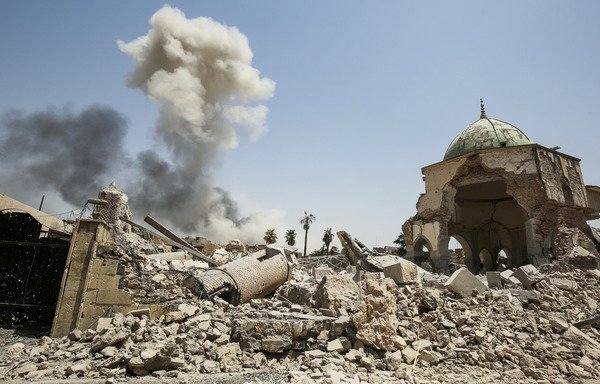 دود از بقایای مناره ویران شده مسجد النوری در شهر قدیمی موصل برپا می خیزد، پس ازآن که این منطقه در روز دوم ژوئیه 2017 از داعش بازپس گرفته شد. انفجارها در شامگاه 21 ژوئن مسجد را ویران کرد جایی که ابو بکر البغدادی برای نخستین بار به عنوان رهبر «دولت اسلامی» (داعش) ظاهر شده بود.[احمد الربیعی/خبرگزاری فرانسه]