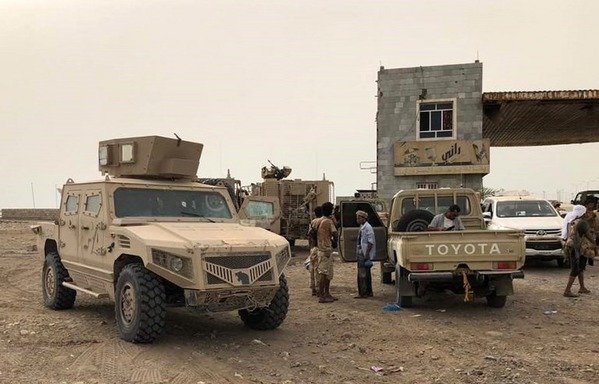 Yemeni pro-government forces gather during their fight against the Houthis in the area of al-Hodeida's airport on June 19th. [STRINGER/AFP]