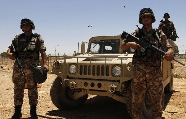 قوات أردنية تقوم بدورية بالقرب من حدود المملكة مع سوريا. [حقوق الصورة للقوات المسلحة الأردنية]