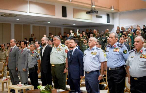 حسین بن عبدالله، ولیعهد اردن روز 7 ژوئن در مراسم فارغ التحصیلی اولین دانش آموختگان برنامه راهبردهایی برای مبارزه با افراطی گری و تروریسم در دانشکده سلطنتی دفاع ملی اردن شرکت کرد. [عکس با اجازه دفتر رسانه ای ولیعهد]