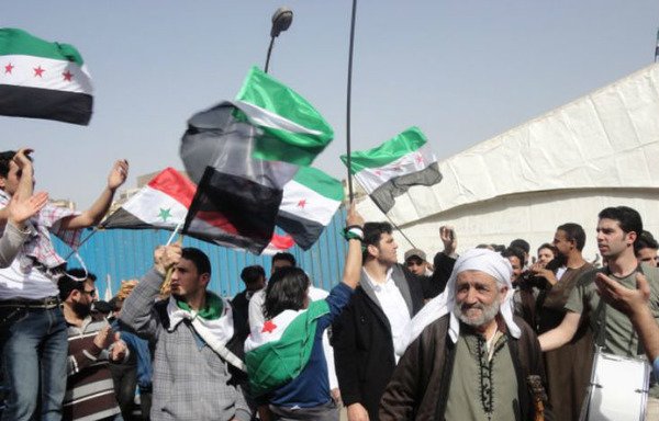 لاجئون سوريون يشاركون في مظاهرة سابقة في القاهرة. [حقوق الصورة لمحمد العبدالله]